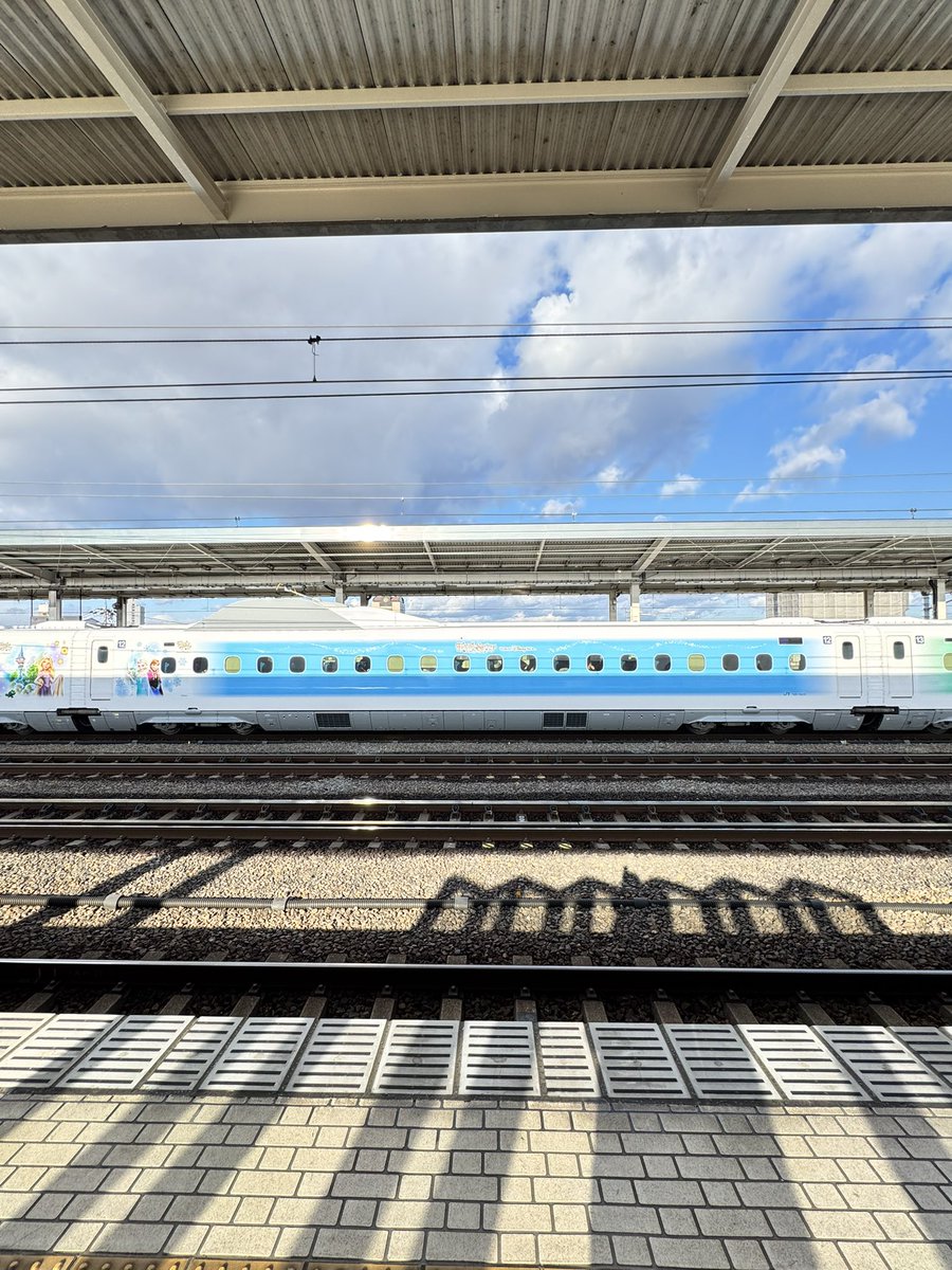 umesan221's tweet photo. ディズニー新幹線ファンタジースプリングス。
私の誕生日と同じ日に運行開始だったので奇遇。
#新幹線
#ディズニー新幹線
#東海道新幹線
#ディズニー https://t.co/902JkI3nvp