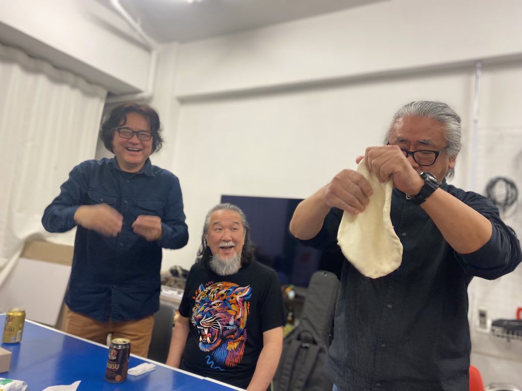 UematsuNobuo's tweet photo. 今週末からcon TIKIはイタリアツアーに向かうぞ！
Genova、Roma、Ferraraと3箇所4公演やっちゃうぞ！

写真は
「ピザ生地が作れない人はイタリアに入国させてもらえない」
と聞いて特訓する光景である。

https://t.co/mbFMXbMPpG https://t.co/DY83qVzBqj