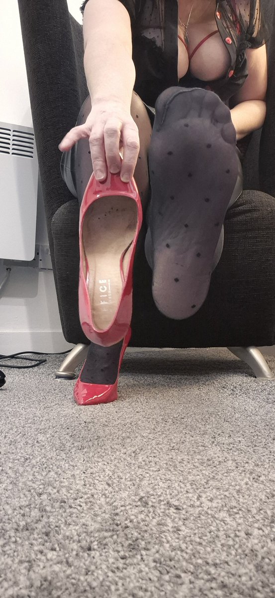 MissB52s's tweet photo. Good morning 

Sunday foot worship...... https://t.co/lLNkjQVEY6
