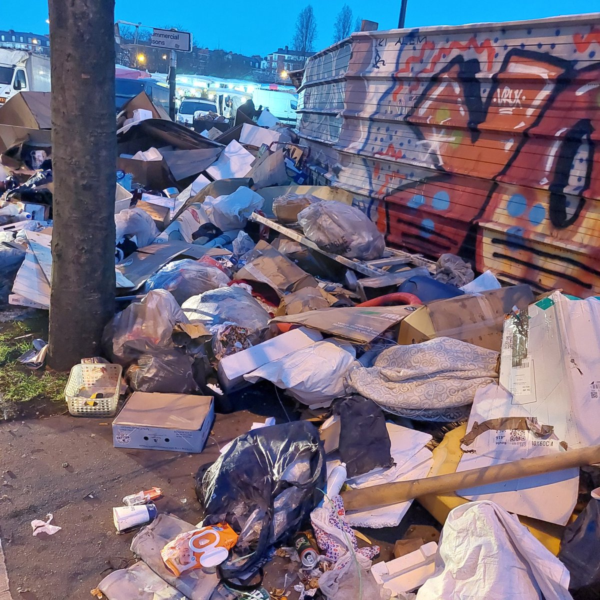 <a href="/PorteMontreuil/">Collectif Porte de Montreuil</a> <a href="/PatriceBessac/">Patrice Bessac</a> <a href="/EricPliez/">Eric Pliez</a>  #portedemontreuil côté Vincennes 💶 on a plein de travaux mais côté 93, ça n'a pas changé. Merci <a href="/EELV/">Les Écologistes - EELV</a> qui a empêché la rénovation du marché aux puces. <a href="/vderschau/">vderschau</a> @MGAurelie <a href="/Leche/">Leche</a>