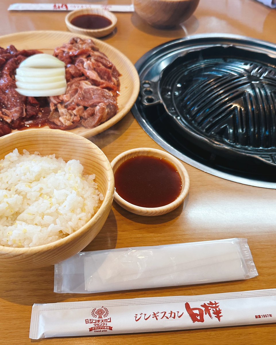 juri24d's tweet photo. ジンギ���カン白樺でランチ
もくもく煙がすごかったけど、美味しすぎた！
まだ自分からお肉の匂い(笑)

ジンギスカンは定期的に食べたくなるねー https://t.co/WoYFdGLydk