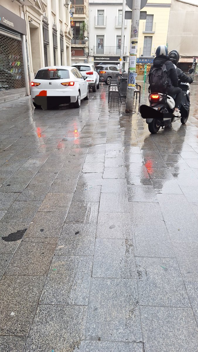 Uns dies una cursa, uns altres que si google maps... però vehicles per carrers de vianants (fàcilment accessibles) sense cap control.
<a href="/ImmobilitatBDN/">Immobilitat Centre</a> <a href="/AjBadalona/">Ajuntament de Badalona</a> #Badalona