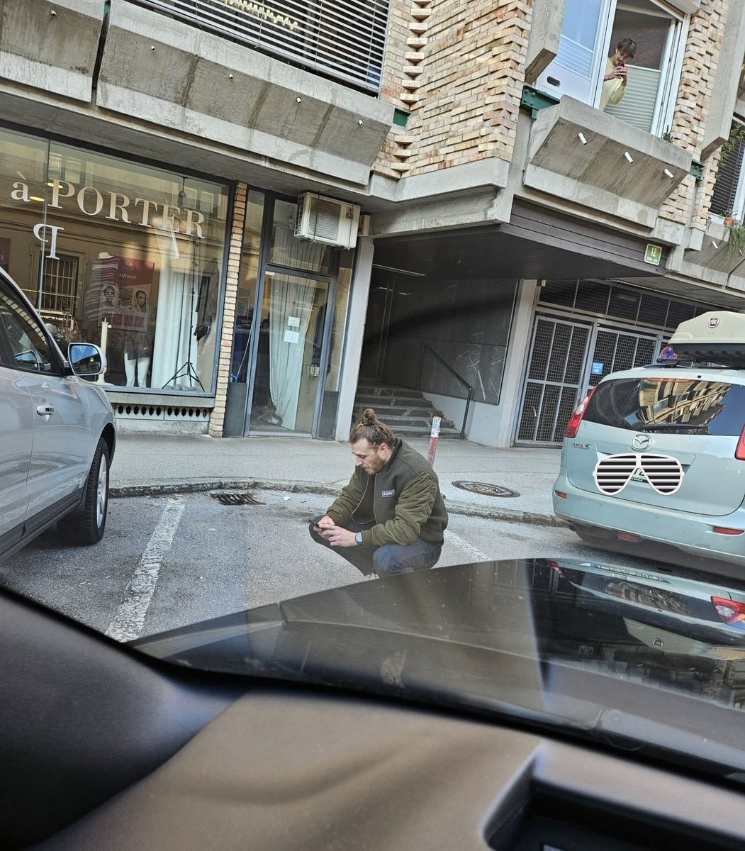 SamoGlavan's tweet photo. LJUBLJANA
::::
Takole v najlepšem srbskem mestu na svetu, pripadnik tujerodne invazivne vrste (P-TIV) preprečuje domorodcu, da bi zapeljal v prost parkirni prostor.
Medtem tistega, na oknu, desno zgoraj, tudi zanima, kaj se bo zgodilo.
::::
Kako vem, da je "kaličopko" P-TIV?
Vprašal me je: "Očeš šamar?"
Ko sem ga nazaj vprašal, če hoče, da dam gas, je rekel, da bo poklical policijo in se je odstranil.