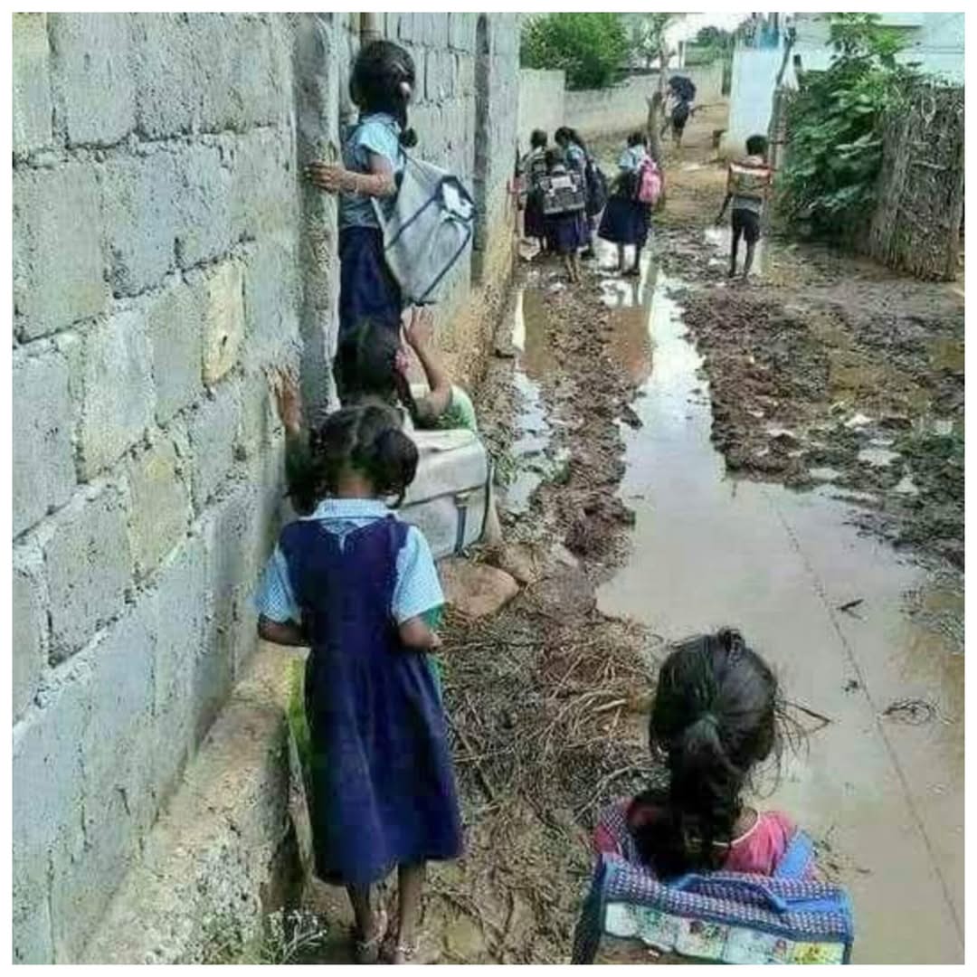 पतली गली है इसलिए उधर कार नहीं जाती,
चूंकि कार नहीं जाती इसलिए सरकार नहीं जाती!