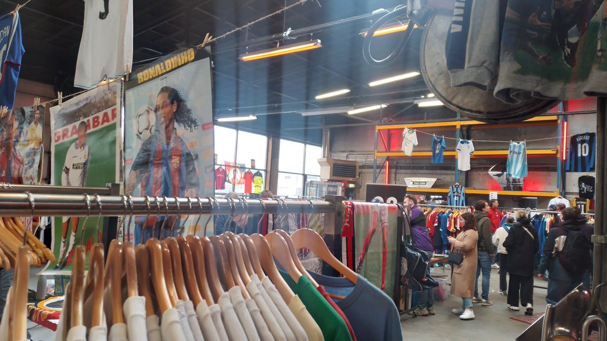 SharonZoomer's tweet image. Had a great time at the FANSHOPPI FOOTBALL MARKET in Amsterdam yesterday! 

Some amazing collectors and sellers  at a great and industrial location!

Today&apos;s the last day: 12.00 - 18.00.
Studio Wieman, Amsterdam North. 

#kitcommunity