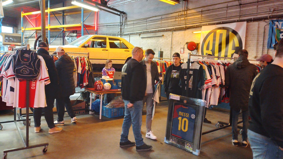 SharonZoomer's tweet image. Had a great time at the FANSHOPPI FOOTBALL MARKET in Amsterdam yesterday! 

Some amazing collectors and sellers  at a great and industrial location!

Today&apos;s the last day: 12.00 - 18.00.
Studio Wieman, Amsterdam North. 

#kitcommunity