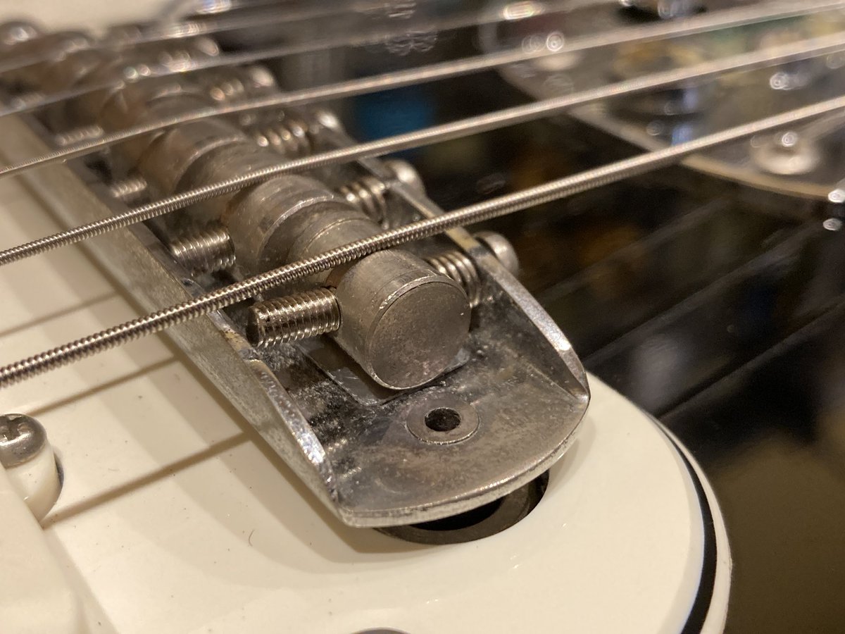lab_kaminari's tweet photo. ジャズマスターのパーツ交換の定番がムスタングブリッジへの換装です

ムスタングのサドルは弦落ちの対策としては優秀です
しかし、弦高調整が個別では行えないため、各弦の弦高がアンバランスになりがちです
薄い金属製のシムなどを適宜挟み込むことなどで対策可能です https://t.co/A3e9vUGTdm
