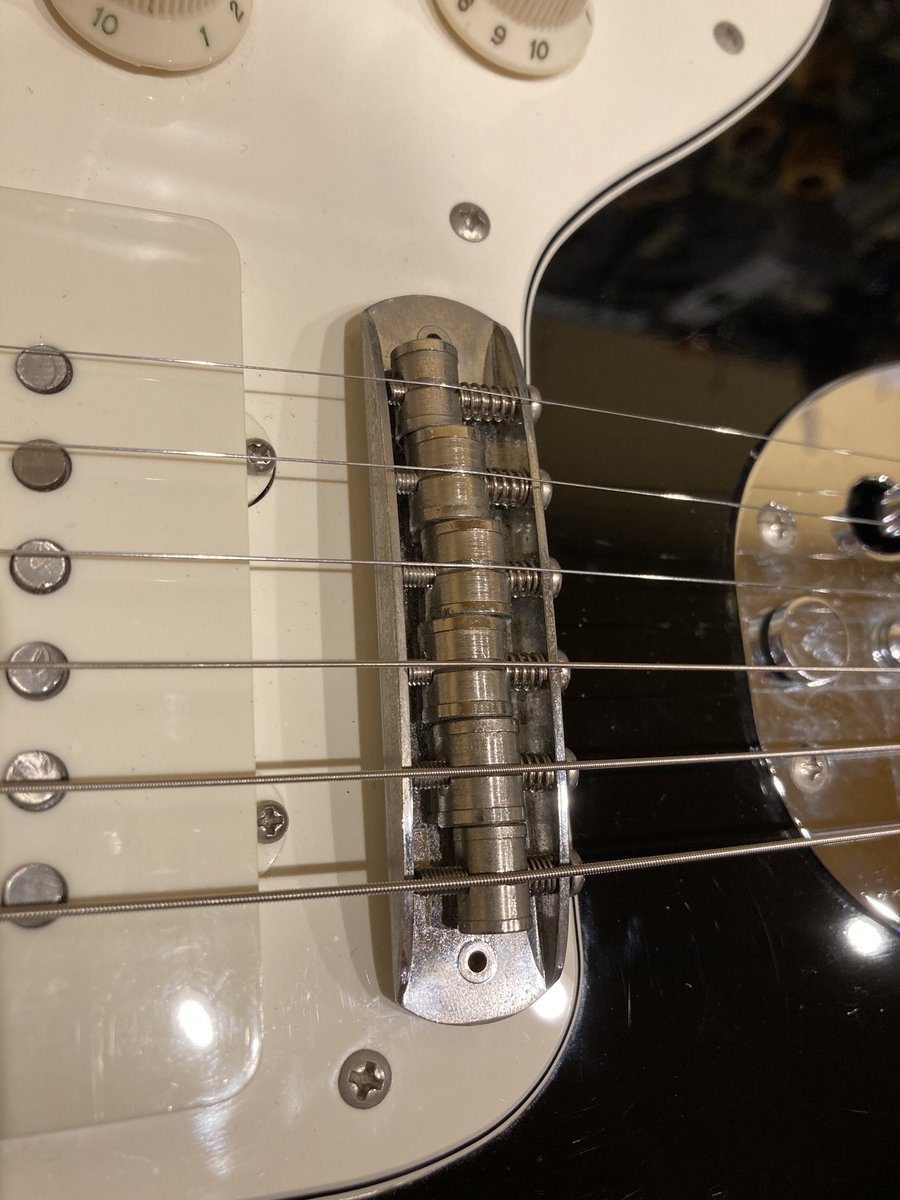 lab_kaminari's tweet photo. ジャズマスターのパーツ交換の定番がムスタングブリッジへの換装です

ムスタングのサドルは弦落ちの対策としては優秀です
しかし、弦高調整が個別では行えないため、各弦の弦高がアンバランスになりがちです
薄い金属製のシムなどを適宜挟み込むことなどで対策可能です https://t.co/A3e9vUGTdm