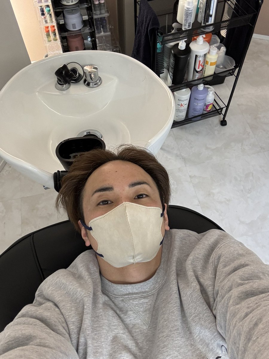 kawamoto_wataru's tweet image. 🐴東京競馬場から徒歩3分🐴

妻のヘアサロンきた✂️

シャンプー台
かなり寝心地いいんだよな💤

男性スタイリストも1月から入り
男性でも利用しやすくなりました👱‍♂️

—————————————-
#SITBC メンバーと #INPA メンバーは
20%引きです✂️
—————————————-

beauty.hotpepper.jp/slnH000707227/