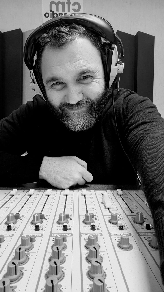 En studio pour vous proposer une émission avec un format original qui sera peut-être la première d'une plus longue série. Hâte d'avoir vos retours. J'espère qu'elle vous plaira !