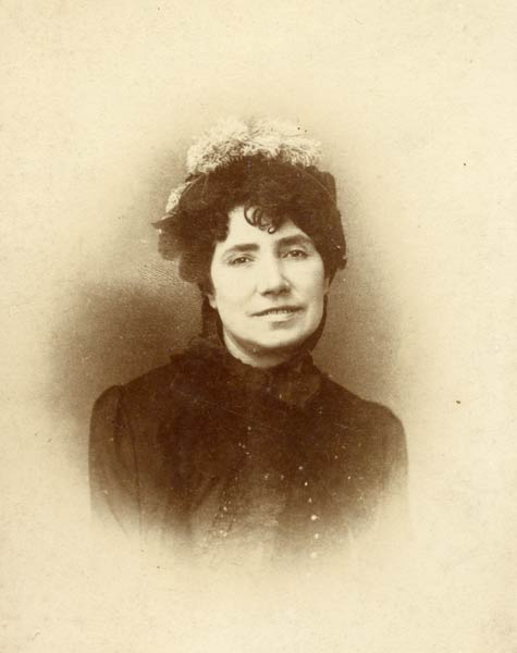 SandraFerrerV's tweet photo. Rosalía de Castro nació el 23 de febrero de 1837 en Santiago de Compostela. Rosalía fue hija natural de un sacerdote llamado José Martínez Viojo y María Teresa de la Cruz Castro. El destino de la pequeña, bautizada y registrada como hija de padres desconocidos, era un orfanato.🧵 https://t.co/ZHdQkz7FLv