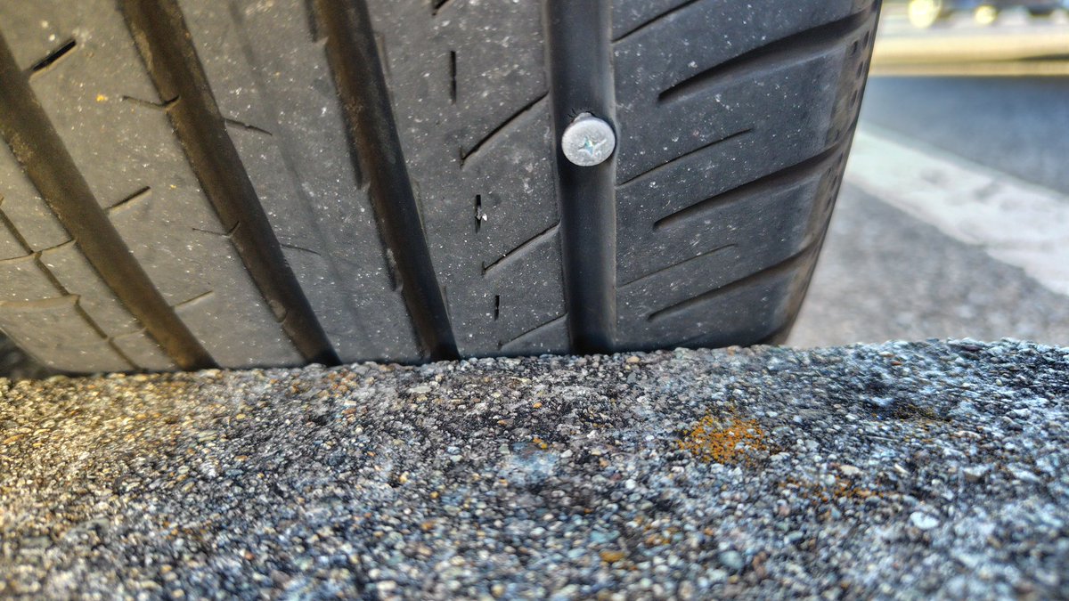 登山帰りにスーパー寄った時、ふとタイヤ見たら後輪にネジが刺さってたー！
Σ(ﾟДﾟ)

まじかー😩と思いながら、まだ空気は抜けてなかったので、ホンダだけどトヨタカローラ栃木さんで見てもらった。

飛び入りだったけど、丁寧ですぐに対応して頂き、助かりました！
ありがとうございましたm(_ _)m