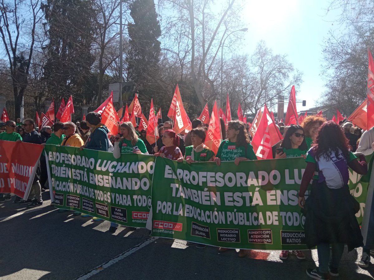CCOOEducaMa's tweet photo. #EstaPasando📷
MANIFESTACIÓN DE TODA LA COMUNIDAD EDUCATIVA Y LA COMUNIDAD UNIVERSITARIA POR LA EDUCACIÓN PÚBLICA🗣🪧

CCOO considera que la educación pública no puede seguir siendo objeto de recortes ni de precarización. La falta de inversión y el abandono de la Administración están poniendo en riesgo el futuro de miles de estudiantes y profesionales.

📲 Comparte, reenvía  
⭕️⭕️PaseLoquePase  
#CCOOContigo  
#CCOOActúa