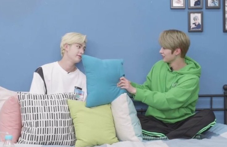 AaWrite's tweet photo. Pls 🙏 (rt) 

#ด้ายแดงชมฮ 🧶 04

#ชานมินโฮ  #Banginho 
#Chanminho 
#ห้องสมุดเด็กหลง 
#ฟิคเด็กหลง

links : https://t.co/0ZPE4XZYkW https://t.co/huvsiYO6NX