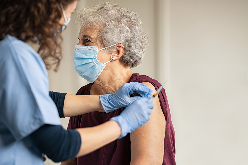 👵😷Los más mayores son más vulnerables a enfermedades infecciosas
💉Cada vez son más parte de la población,  por eso vacunarles es beneficioso para todos @Constanteyvital bit.ly/3XfL3gF