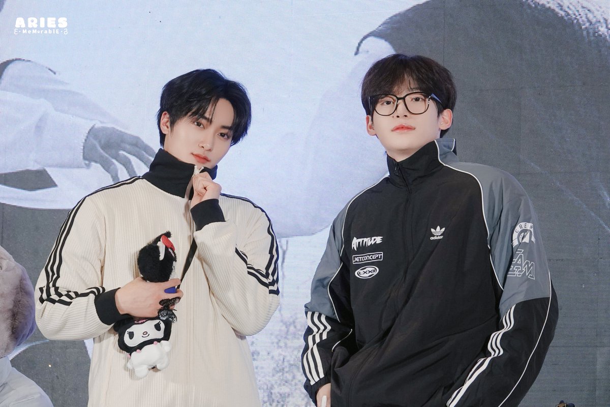 250220 팬싸

혹시 대학 체육학과에서 인기 있는 미남 선배님들이신가요… (´⌣`ʃƪ)??!!!

#CRAVITY #크래비티 #영구즈
#정모 #JUNGMO #태영 #TAEYOUNG