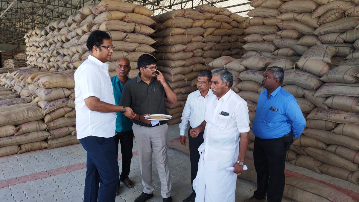 AGIndrjith's tweet photo. மன்னார்குடி தொகுதி , மூவாநல்லூர் ஊராட்சியில் அமைந்துள்ள மேற்கூரையுடன் கூடிய நவீன நெல் சேமிப்பு தளத்தில் , நெல் இருப்பு விவரம் குறித்து ஆய்வு செய்த மாண்புமிகு தொழில்துறை அமைச்சர் முனைவர் @TRBRajaa மாவட்ட கழக செயலாளர் திரு பூண்டி_கே_கலைலாணன் MLA ஆகியோர் உடன் மாவட்ட ஆட்சியர் https://t.co/9GlQxkeG3y
