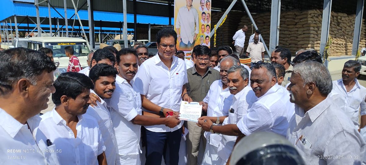 AGIndrjith's tweet photo. மன்னார்குடி தொகுதி , மூவாநல்லூர் ஊராட்சியில் அமைந்துள்ள மேற்கூரையுடன் கூடிய நவீன நெல் சேமிப்பு தளத்தில் , நெல் இருப்பு விவரம் குறித்து ஆய்வு செய்த மாண்புமிகு தொழில்துறை அமைச்சர் முனைவர் @TRBRajaa மாவட்ட கழக செயலாளர் திரு பூண்டி_கே_கலைலாணன் MLA ஆகியோர் உடன் மாவட்ட ஆட்சியர் https://t.co/9GlQxkeG3y