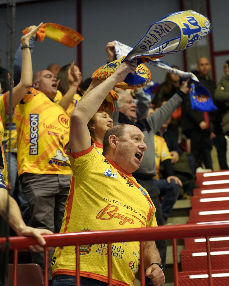 🟡 ¿Existe algo mejor que conquistar la pista del segundo clasificado de la #LigaPlenitude?🤔

Sí, ¡celebrarlo junto a la familia de <a href="/bmvillaaranda/">Club Balonmano Villa de Aranda</a>?🫶🏼

¡Noche histórica en el Vicente Trueba!🐣

📸 @ROBERTO4TO5TO6 

#️⃣ #EscuelaDeTalento