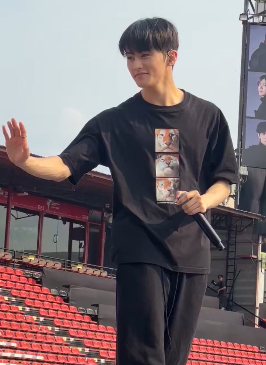 มาร์คเขาตัดผมทรงใหม่ที่ไทย ????!!! แล้วยังใส่เสื้อรูปเสื้อน้องเอวาของไทย ????!!!! มาซาวน์เช็คด้วย ไทยแลนด์ชนะเกิน น่ารักมากๆๆๆ 🥹