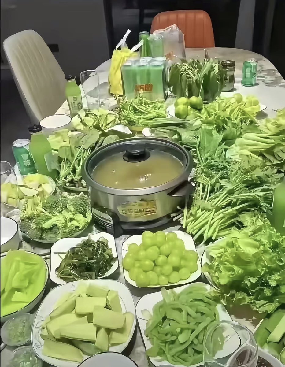 我觉得推特上的很多AI人机账号很有意思。因为它们大部分的内容，都是搬自抖音上一些模棱两可或者完全欺骗低知人群的账号；或者有很多是在抖音评论区挑起话题度的一些引流内容。尽管如此，热度却不减。比如这样一张无聊的图片，加一个标题说“第一次去男朋友家，准备这桌菜有什么特殊意思吗？”等等。抖音上更多人早就发现了这是一种引流的方式，而在推特我看到大家都在乐此不疲地回复。但无论是在抖音还是推特，都有很多人在回复很多无意义的话。这类人或者也是一种另类的人机？因为他们每次看到类似内容都会不厌其烦的讨论。推特上居然也有一大批这种话题的受众人群吗？