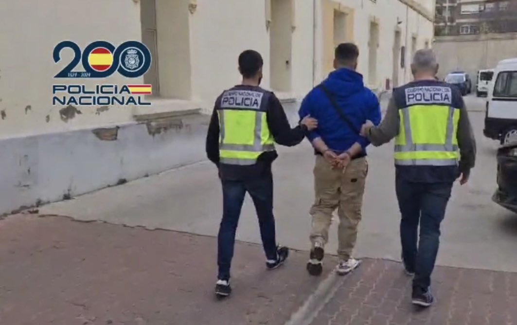 SERDepValencia's tweet photo. 🚨NOTICIA @SERDepValencia: 

🚔 La @policia detiene en Mislata a dos varones por la agresión cometida contra tres aficionados del @VillarrealCF. 

⚠️ Los detenidos, ambos de 20 años, son ultras del @valenciacf. Presuntos responsables de un delito de lesiones. https://t.co/D8WaSUEu9t