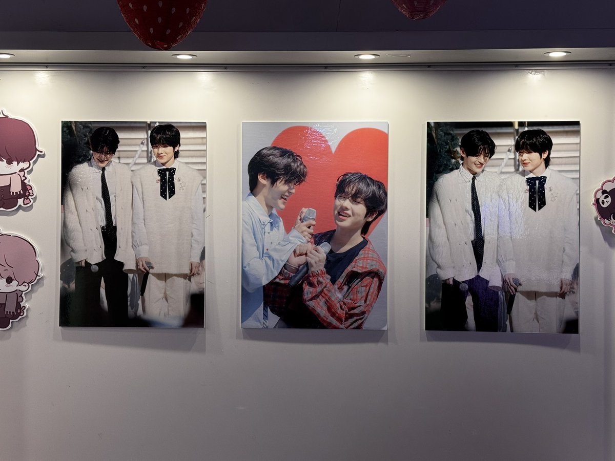 sksncafe's tweet photo. 🔔ɴᴏᴛɪᴄᴇ
6시부터 샄숀카페에서 다음 물품을 나눔 및 판매합니다.

• 나눔
1. 샄숀 인화 사진
2. 등신대
3. 포스터(핑크, 화이트)
4. 사진 액자

• 럭드 상품 판매 (3,000원)
1. 핀배지
2. 스티커
3. 포스터

통판 계획은 없습니다! https://t.co/SoYEUyE9VQ