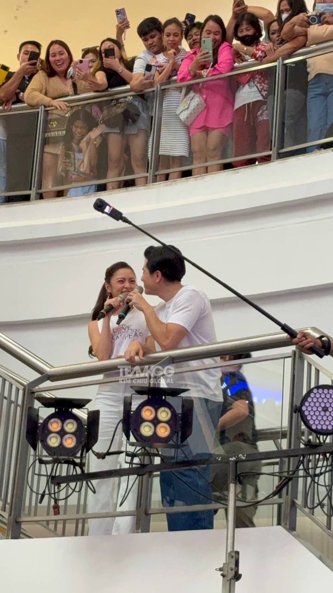 Oyyy! Ang cute nilang tignan sa taas. Parang mahal na reyna at hari lang. 

KIMPAU SMxROBINSONS TOUR

#MLWMYDTourinVALxMAL
#MyLoveWillMakeYouDisappear