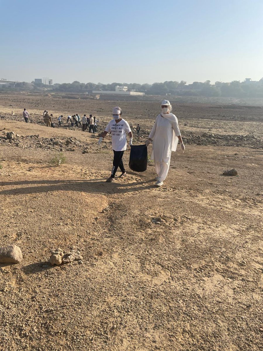 ShubhVikalp's tweet image. Project Amrit-Led by  @sncfoundation Volunteers of Gandhinagar Gujarat @santnirankari also did their bit in this great cause
Location : Sabarmati River 
Shree Dholeshwar Mahadev Temple 
Randesan, Gandhinagar 
#swacchjalswachhmann #projectamrit #ServicewithHumility