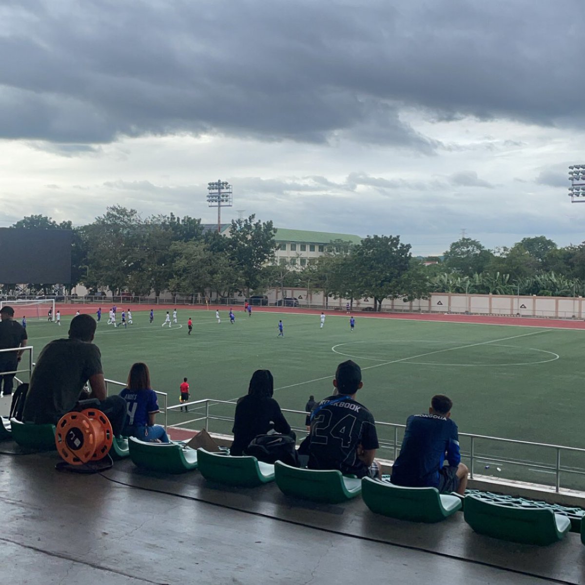 helloo!! since start na ng second sem (for me) bukas, i'm looking for moots ulit hehehe

about me:
- he/him, 18, filo
- IT freshie
- likes: cats, planes, football, music

♡/↻ to be moots

#studytwtph #studytwt #collegetwt