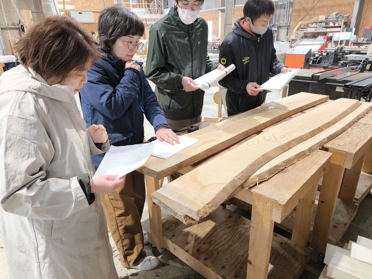 simplife_plus's tweet photo. ツバキラボの木工の基礎6日間コースが始まりました。
この3連休で一気に前半戦進みます。

バンドソー、手押し鉋盤、自動鉋盤、テーブルソー、スライドソー、サンダーを使って荒材から木取り作業を進めます。 https://t.co/djaI2KjgYB