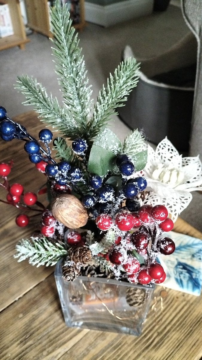 JaniceChainey's tweet photo. @DailyPicTheme2 Today's #DailyPictureTheme 
Fake #Frosted berries and foliage https://t.co/exlFbb5Q2B