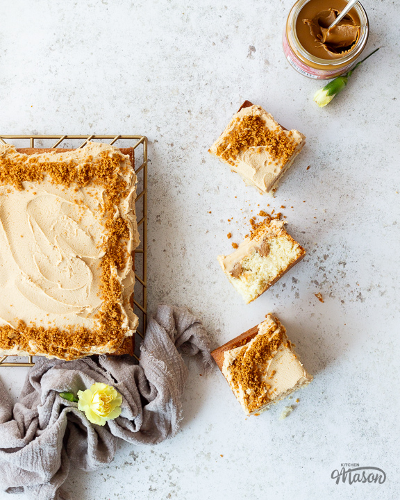 ⭐️ NEW!!! ⭐️
Looking for a speedy cake recipe? One that looks FABULOUS but is secretly easy to make?

This Biscoff traybake recipe is exactly what you need! Using the all in one cake method, this showstopping cake is quick to make and absolutely delicious! kitchenmason.com/easy-biscoff-t…