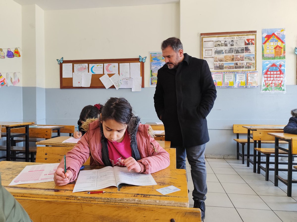 TugvaEyyubiye's tweet photo. Ortaokullu gençler için heyecanın dorukta olduğu gün!🚀

81 ilde kitap kurtları hep birlikte yarıştı!

Şimdi sonuçları bekleme vakti!🤩⚡ https://t.co/5PY1UqfGg1