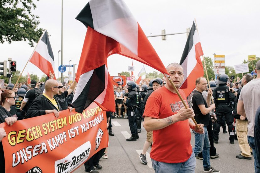 mic_tra's tweet photo. Was wirklich passierte, nachdem Walter #Lübcke ermordet wurde: Nazis marschierten, Tausende demonstrierten dagegen. Was haben Sie eigentlich an dem Tag gemacht @_FriedrichMerz? https://t.co/lUH4jTP7nQ