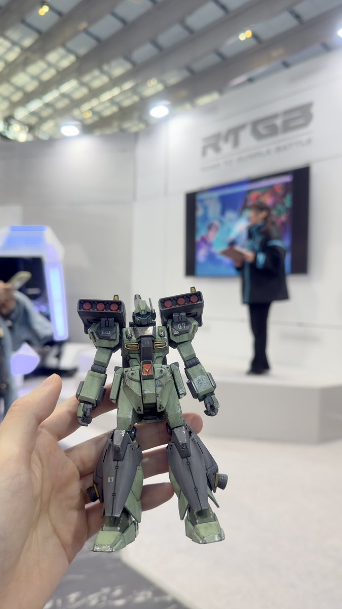 Take_one_Game's tweet photo. ガンプラバトルやってきましたー
自身が手塩にかけた機体を等身大で見れるなんて、夢の様な体験でした
スキャン制度もけっこう良さげで、汚しとかハゲとかもちゃんとスキャンされてたっぽい

スキャンデータ欲しかったな…

https://t.co/Ap1L96Uoxn

#GNF_final2025 
#ガンプラバトルVR https://t.co/xit9iaOfho