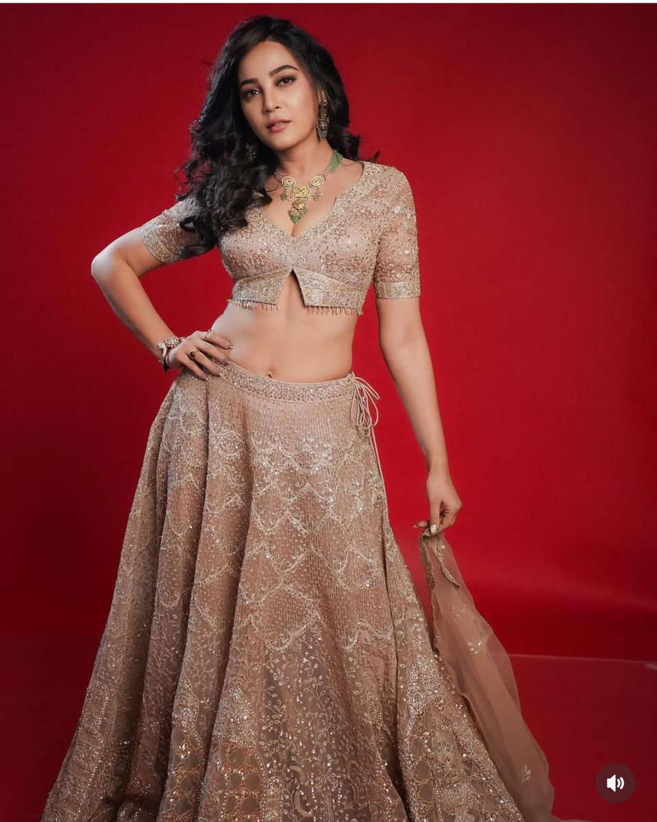 So feminine , so sensuous! 

#KaveriPriyam