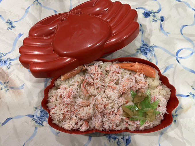 サンクリ頑張ったから東京駅でかにめし買って食べてヨシッ 