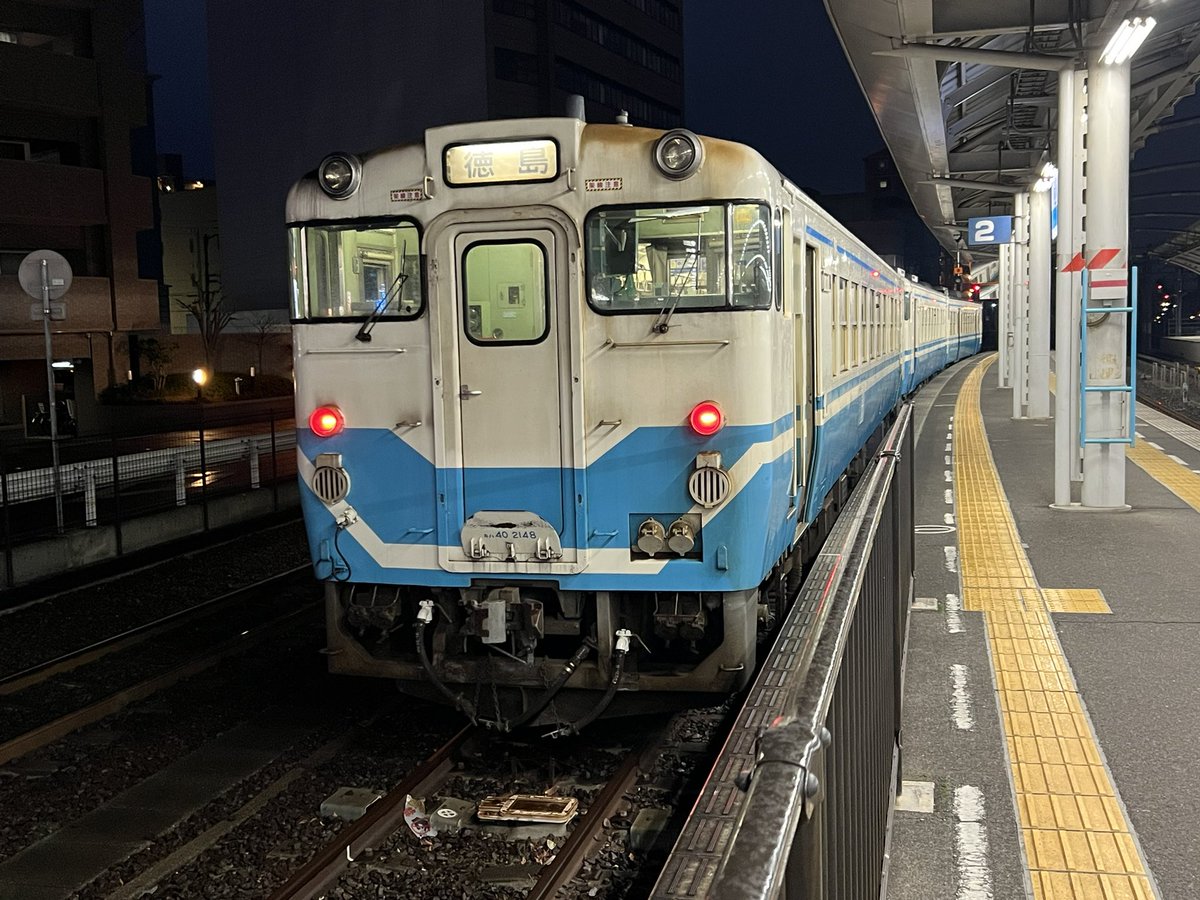 222tamatama's tweet photo. 昨日に続き、高松1833発徳島（2109着） 行き #363D 普通列車で終点徳島まで向かいます。
編成は徳島方からキハ47 177＋キハ40 2107＋キハ40 2148です。
乗車車両はキハ47 177です。
今日も原型エンジンサウンド満喫します😆
#国鉄型車両
#キハ47
#キハ40
#四国再発見早トクきっぷ
#JR四国
#BROS1991 https://t.co/OHTk9XFpiN