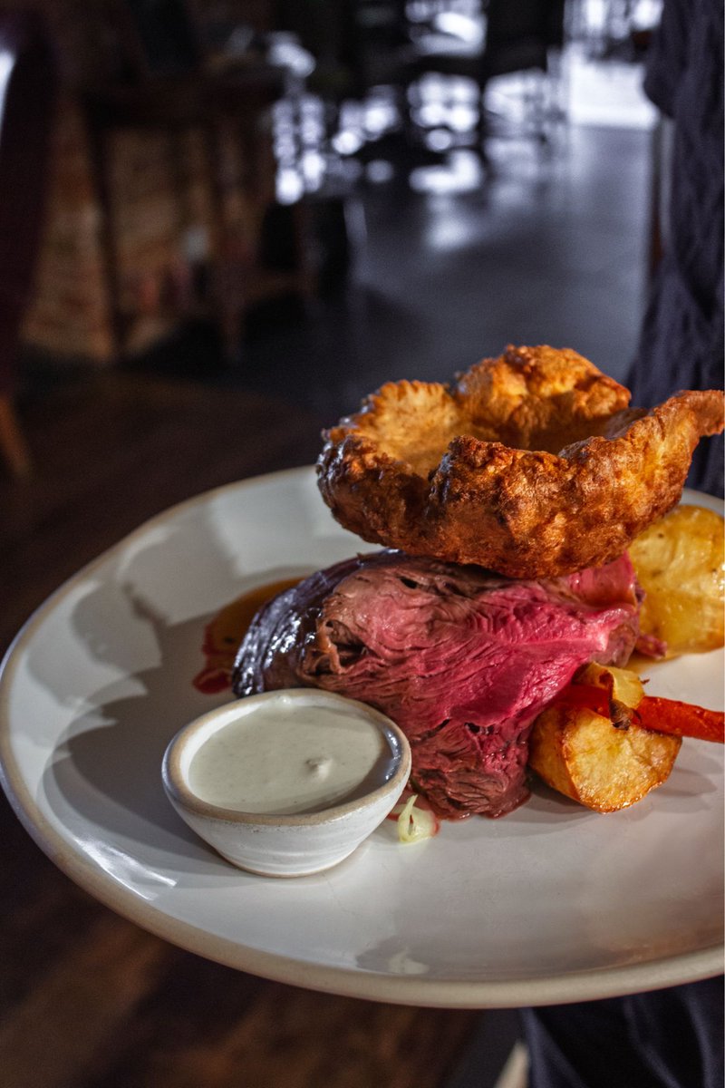 And we're open! What can be better than a roast on a Sunday? A roast with us! 🤩

Cheers, feast and relax, Monday couldn't feel further away 👑

#sundaybest #roastvibes #sundayfunday #sw15 #roehamptonsundays #roastedtoperfection