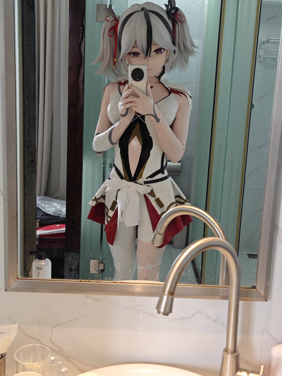 看着镜中光亮贴合如同玩偶般的自己，恍惚间有种不真实的违和感，但胶衣紧贴带来的触感又无时无刻不在提醒自己🥰🥰🥰