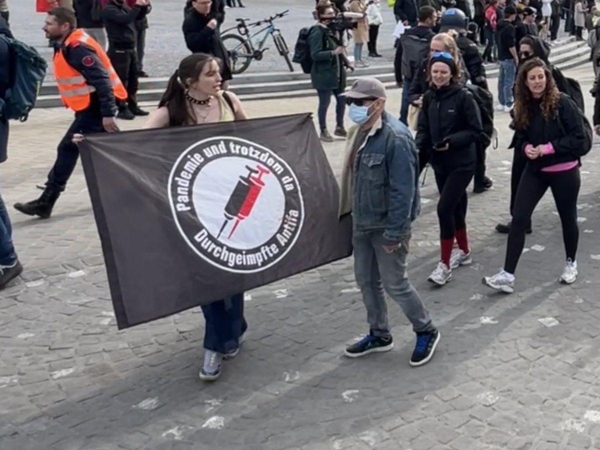 MarcoMinuz's tweet photo. Eindrücke von der gestrigen „Demo gegen Rechts“ in Einsiedeln. Tatsächlich ging es darum, die lesbische Alice Weidel an ihrem Wohnort in der Schweiz, wo sie mit ihrer Partnerin und den zwei Kindern weitgehend sicher und unbehelligt leben kann, einzuschüchtern bzw. zu wegmobben. 

Die Demo wurde gemäss Medien von einer Deutschen aus Deutschland organisiert, was ich eh ein Unding finde. Die Schweiz sollte keine Demobewilligungen an ausländische Organisatoren bewilligen, egal welcher Couleur. 

Einleitend sei angemerkt, dass „Rechts“ in der Schweiz zum normalen politischen Spektrum gehört und auch die meisten Wähler in der Schweiz repräsentiert. Wir halten nichts vom deutschen Framing „Rechts = Rechtsextrem“ und verwehren uns dagegen. 

Es war herrlich zu sehen, wie die Einsiedler und die übrigen Schwyzer den fremden Demonstranten klar zu erkennen gegeben haben, dass diese politische Einstellung, diese gehässige Art, diese totalitären Gedanken bei uns nichts zu suchen haben. 

Dies wurde mit ausbuhen, Pfiffen, Zurufen - aber auch mit einfach ruhigem Hinstehen zum Ausdruck gebracht. 

Ich habe mit vielen Bekannten und Unbekannten gesprochen und viele Gespräche belauscht. Die Meinung war unisono: So etwas (gemeint ist die Demo und diese Denke) wollen wir bei uns nicht. Wir sind für Freiheit und den freien politischen Austausch. Politiker und vor allem ihre Familien sollen an ihrem Wohnsitz in Ruhe gelassen werden. Und überhaupt, nun müssen wir Steuerzahler im Kanton Schwyz die ganzen Kosten für Polizei etc. wegen diesen Deppen zahlen. 

Natürlich war auch das von uns mit Zwangsgebühren finanzierte Staatsfernsehen SRF dabei, welches im Vorfeld einmal mehr Politagitation betrieben hat und mit der einseitigen Berichterstattung zum Entstehen dieser Demo beigetragen hat. #noserafe

Befremdlich ist auf jeden Fall, wenn herangekarrte Demoteilnehmer in reinstem Hochdeutsch Parolen skandieren wie „Nazis raus“. 

Ich jedenfalls bin stolz auf die Einsiedler und die übrigen Schwyzer, dass etwa viermal mehr Menschen als Demoteilnehmer den Zugereisten klar gemacht haben, dass wir diese Denke und die Parole „Weidel raus“ nicht unterstützen und uns stattdessen für Freiheit und zivilisierten politischen Meinungsaustausch einsetzen.
