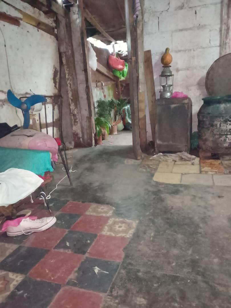 lucio_enriquez's tweet photo. Acá les muestro y les describo la escena de un lamentable accidente doméstico ocurrido en Cuba el pasado 15 de febrero, en el reparto Scala, Municipio de Guanabacoa, y que todos conocimos. 
El caso de una madre y su hijita de 5 años fallecidas por un envenenamiento al cocinar con una sal encontrada por su tío, quien se dedica a “bucear” en la basura de las calles; buscando comida y cualquier elemento que considera importante para poder sobrevivir en el infierno en el que vive.
Aquí les presento la triste realidad de una típica y cada vez más común familia cubana. Doraima, de 25 años, vivía con 3 niños, en un cuartico, con una cama y un piso de tierra. El habitáculo estaba anexo a la casa de su tío donde solía cocinar. A metros de allí, un gran basurero lleno de desperdicios,  ratas y restos de químicos, donde los niños del barrio juegan alegremente.
En la choza aún seguirán viviendo el tío y la madre de Doraima, ahora además de la miseria y el hambre se le suma la pérdida de una hija y su nieta.

Contrastando con todo esto, y a unos kilómetros de allí está ANA HURTADO MARTÍNEZ, pasando unos hermosos días en un hotel 5 estrellas de Meliá Varadero - Cuba