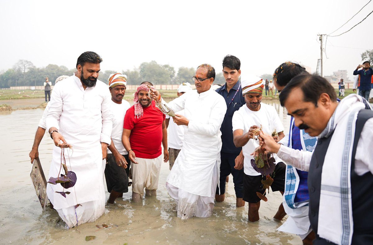 आज दरभंगा में माननीय केंद्रीय <a href="/AgriGoI/">Agriculture INDIA</a> मंत्री श्री <a href="/ChouhanShivraj/">Shivraj Singh Chouhan</a> ने मखाना उत्पादक किसानों के साथ संवाद किया। उन्होंने आश्वस्त किया कि बिहार में बनने वाला मखाना बोर्ड किसानों की आवश्यकताओं और सुझावों के आधार पर स्थापित किया जाएगा।

<a href="/mangalpandeybjp/">Mangal Pandey</a> <a href="/SanjayAgarw_IAS/">Sanjay Kumar Agarwal</a> <a href="/PMOIndia/">PMO India</a>