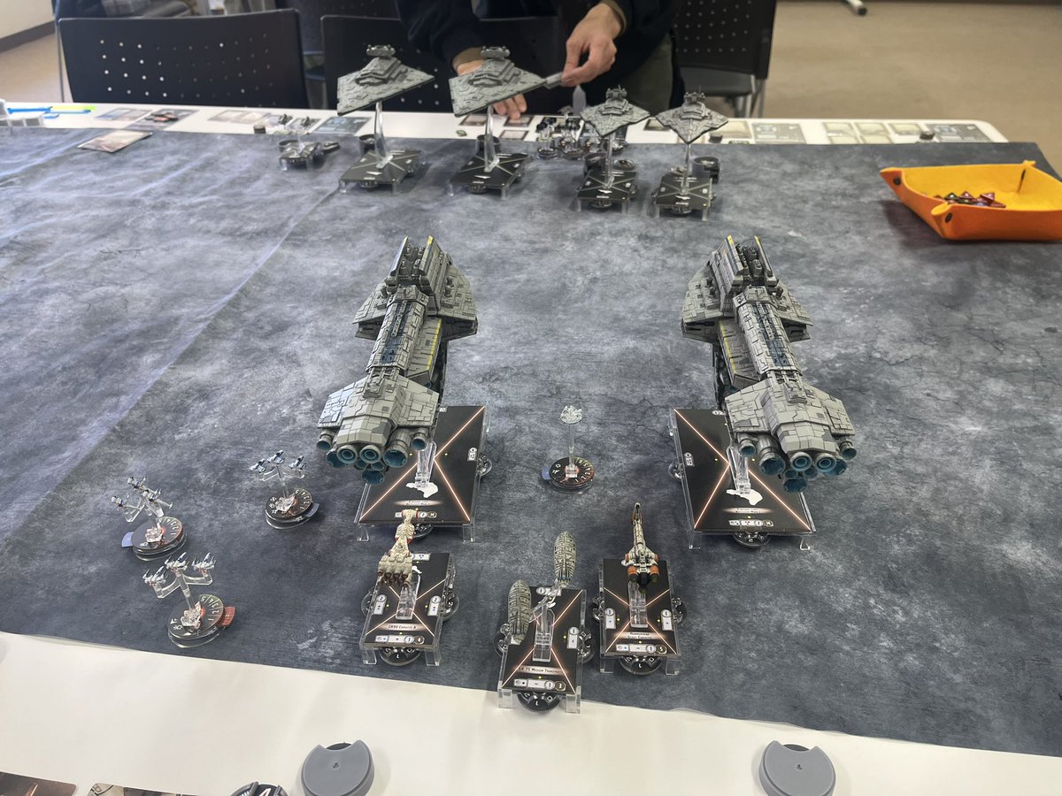Sykyu's tweet photo. 本日の高島平宙域でのArmadaのお相手はナグ提督の銀河帝国艦隊。
対するこちらは新共和国艦隊。
ミッションはIntel Sweep。
見ての通りこれらの艦隊は双方共に情報収集が任務の艦隊であります。
#SWArmada https://t.co/ll2phDXmR9