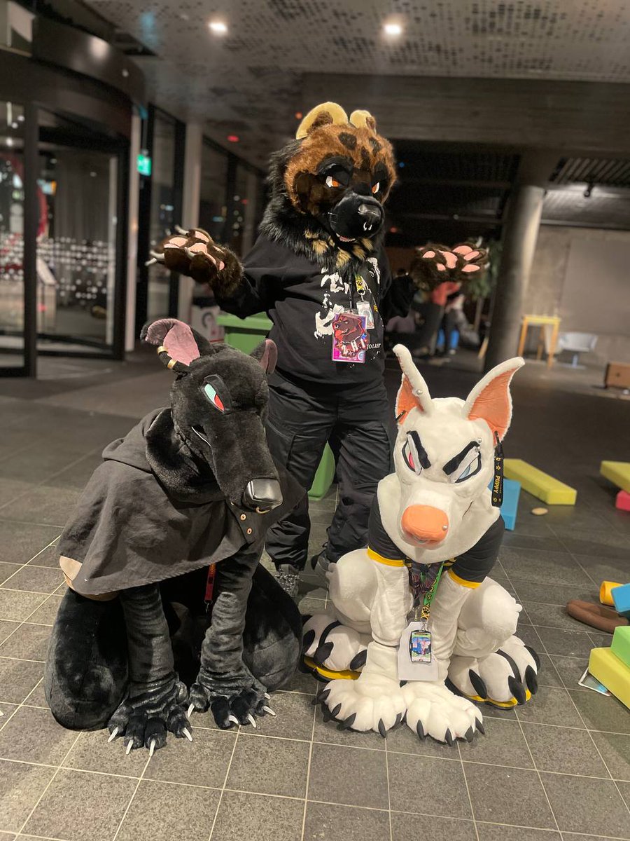 Leaving homeward in a bit, thank you for this great convention. I'm happy about all the new people I got to talk to 🖤

#NFC2025 #fursuit