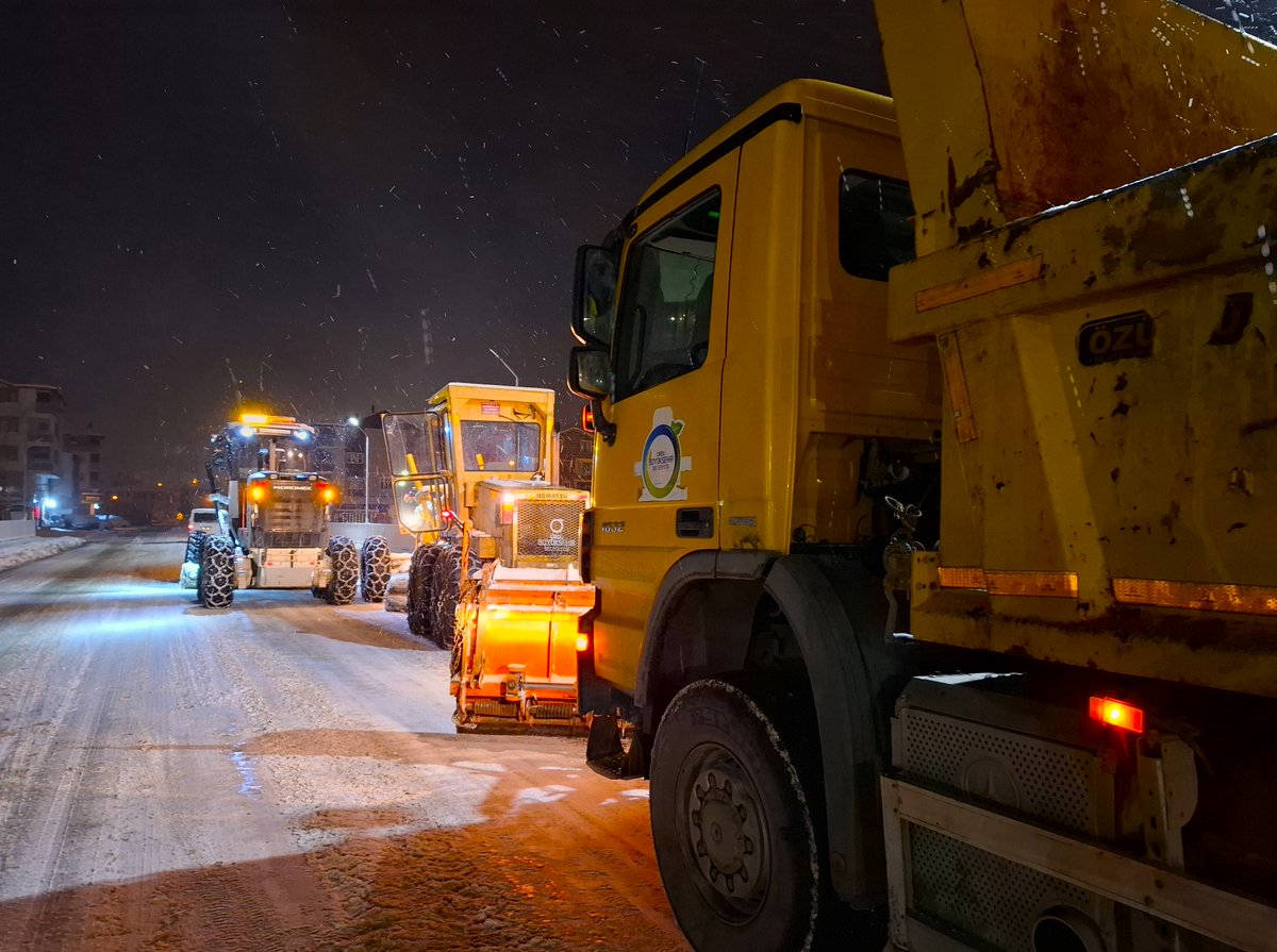 OrduBBld's tweet photo. Karla mücadelemiz inançla, azimle ve kararlılıkla aralıksız devam ediyor. ❄️🚜👷🏻 https://t.co/JuBI5vPsu2