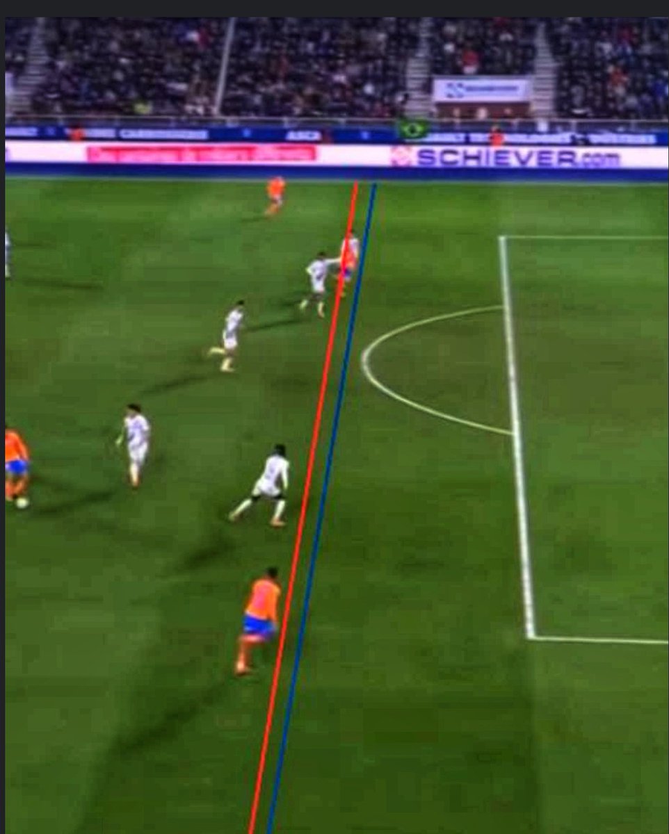 Omfanaancien's tweet photo. En haut image de la Var et de leur super technicien un des meilleurs 🤡😹
En bas Henrique est couvert par l' Auxerrois en haut 🤣😉
Hors jeu sauce parisienne but refusé mode qataris 🤡
@OM_Officiel #teamom  #AJAOM #Ligue1  #LIGUE1CORROMPUE #Ligue1DAZN https://t.co/Kyzx3VQYg3