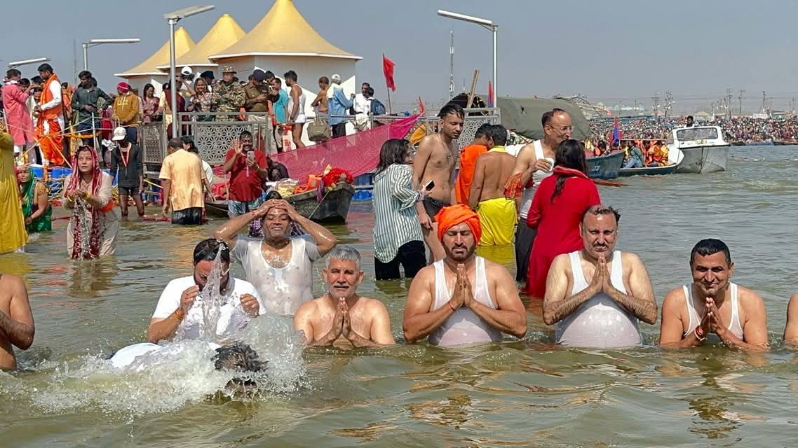 आज प्रयागराज में महाकुंभ2025 पर माँ गंगा-यमुना-सरस्वती की अमृतमयी प्राणधारा में आस्था की डुबकी लगाने का सौभाग्य प्राप्त हुआ।
<a href="/jayantrld/">Jayant Singh</a> <a href="/RLDparty/">Rashtriya Lok Dal</a>
#mahakumbh2025