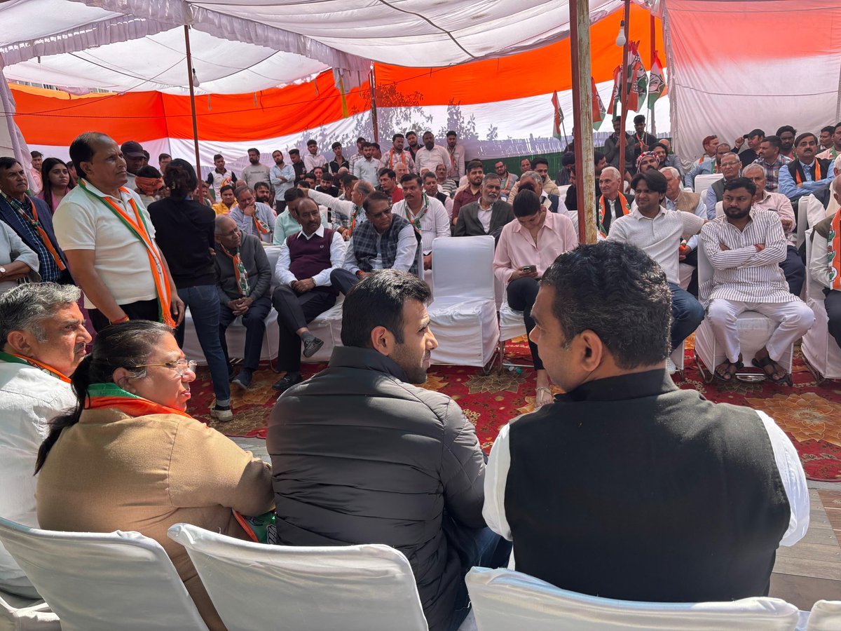 आज गुड़गांव सेक्टर 15, पार्ट 2 में कांग्रेस मेयर प्रत्याशी श्रीमति सीमा पाहुजा जी के लिए मतदान की अपील की। वहां के निवासियों से मिलकर उन्हें सीमा जी के विज़न और विकास योजनाओं के बारे में बताया और उनसे मतदान में भागीदारी के लिए आग्रह किया।

#Congress
#Gurgaon